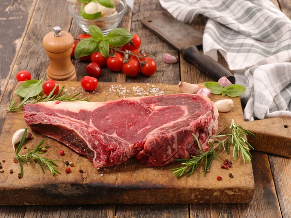 Syrový Hovězí Steak Bylinkami Dřevěné Desce — Stock fotografie