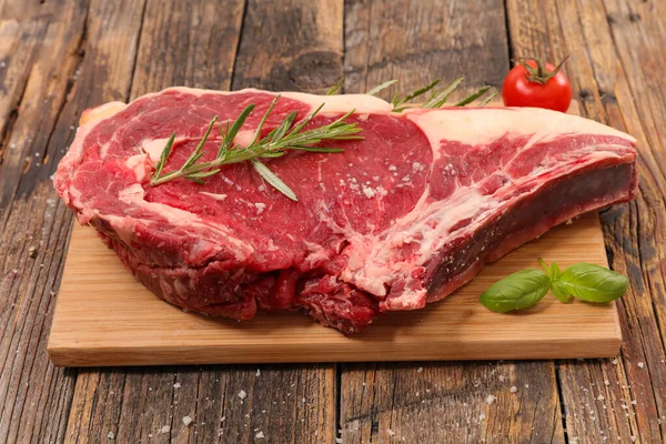 Güvertede çiğ et ve pirzola.