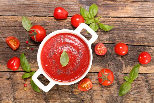 Tomatsås Med Färsk Ingrediens Och Basilika — Stockfoto