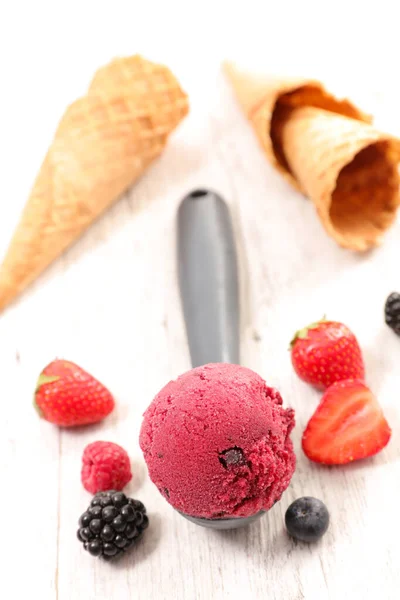 열매로 아이스크림을 — 스톡 사진