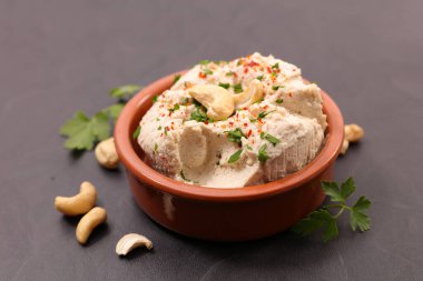Cevizli vejetaryen krem peynir.