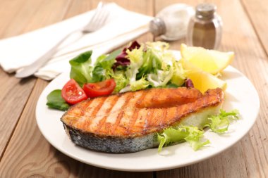 Kızarmış somon bifteği ve marul.