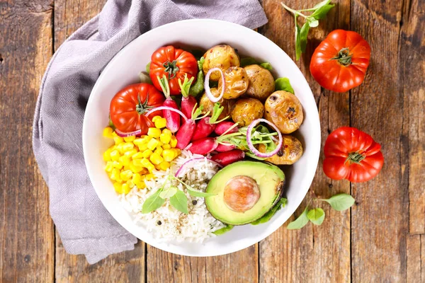 Avokado Domates Mısır Patatesli Buda Kasesi — Stok fotoğraf