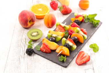 Taze meyve şişi tatlısı- sağlıklı yemek