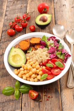 Buda kasesi nohut, avokado, domates ve tatlı patates.