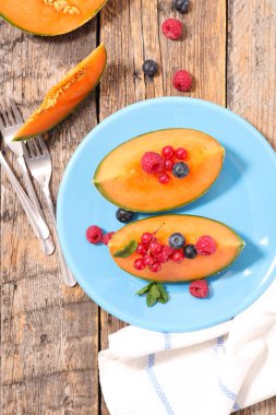 Meyveli kavun dilimi