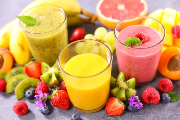 果汁和新鲜水果 — 图库照片