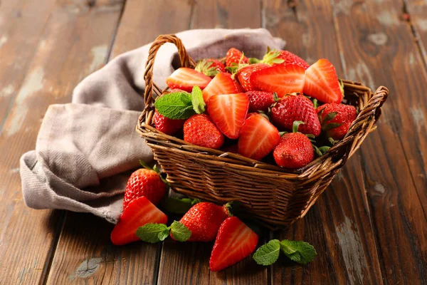Weidenkorb Mit Frischen Erdbeeren — Stockfoto