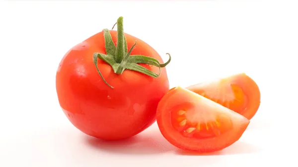 Tomat Segar Dan Irisan Terisolasi Pada Latar Belakang Putih — Stok Foto