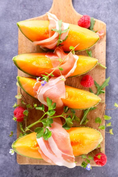 Melonenscheibe Mit Schinken Und Basilikum — Stockfoto