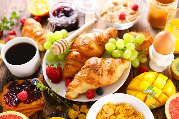 Frühstück Mit Kaffeetasse Croissant Und Frischem Obst — Stockfoto