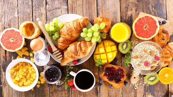 Frühstück Mit Kaffeetasse Croissant Und Frischem Obst — Stockfoto