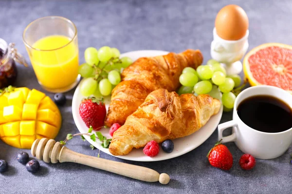 Croissant Coffee Cup Fresh Fruits — Stock Photo, Image