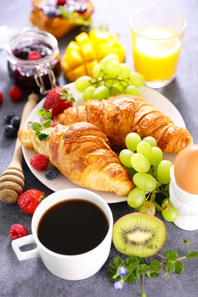 Croissant Mit Kaffeetasse Und Frischem Obst — Stockfoto