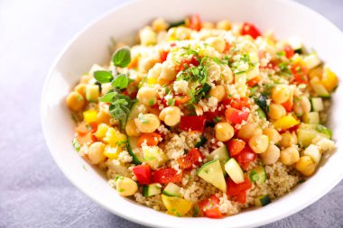 Vejetaryen kuskus, kabaklı irmik, domates ve dolmalık biber.