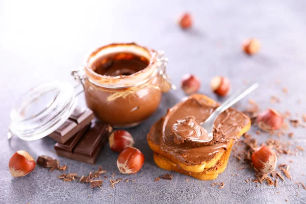 Schokoladenaufstrich Mit Brottoast — Stockfoto