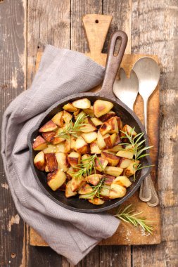 Tavada biberiyeli kızarmış patates.