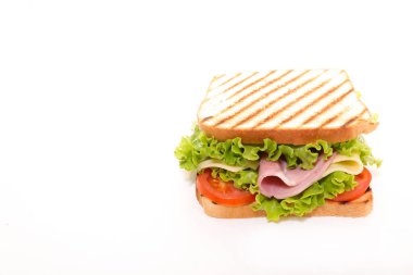 Jambonlu, peynirli ve sebzeli sandviç.