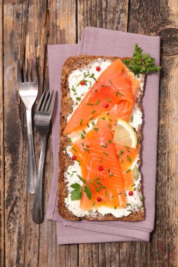 Somon ve peynir kremalı kızarmış ekmek.