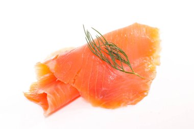 Tütsülenmiş somon dilimi beyaz arka planda izole edilmiş