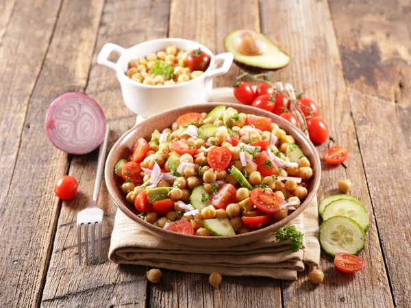 アボカドとキュウリとトマトのひよこ豆のサラダ — ストック写真