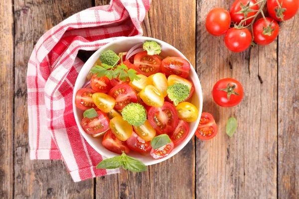 Bol Ensalada Tomate Con Albahaca — Foto de Stock