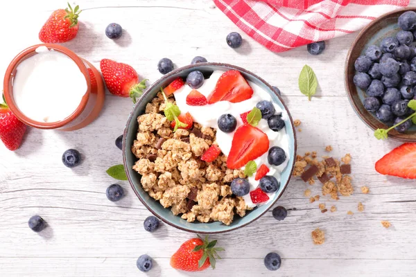 Schüssel Müsli Beeren Obst Und Joghurt — Stockfoto