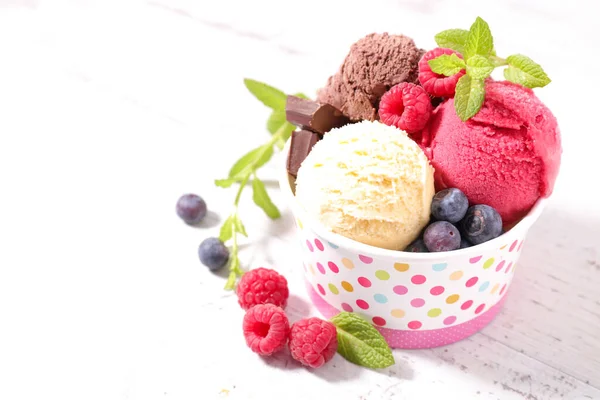 Cucharada Helado Con Bayas Frescas — Foto de Stock