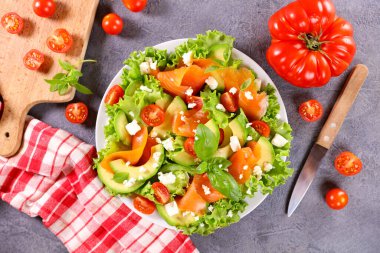 Füme somon, domates ve avokado soslu sebze salatası.