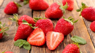 Ahşap arka planda taze çilek meyvesi