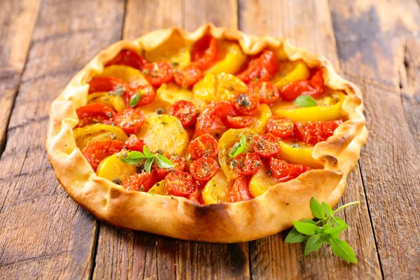 Tomatenquiche Met Verse Basilicum — Stockfoto