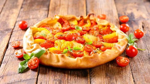 Tomato Quiche Fresh Basil — Stock Photo, Image