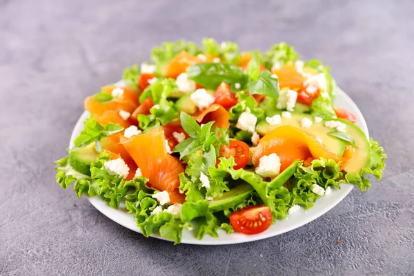 Salada Legumes Com Salmão Defumado Tomate Queijo Feta — Fotografia de Stock