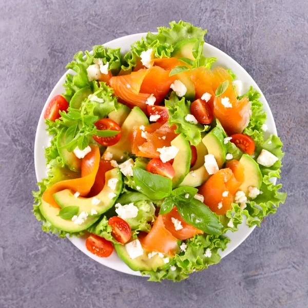 スモークサーモンとトマトとアボカドのサラダ — ストック写真
