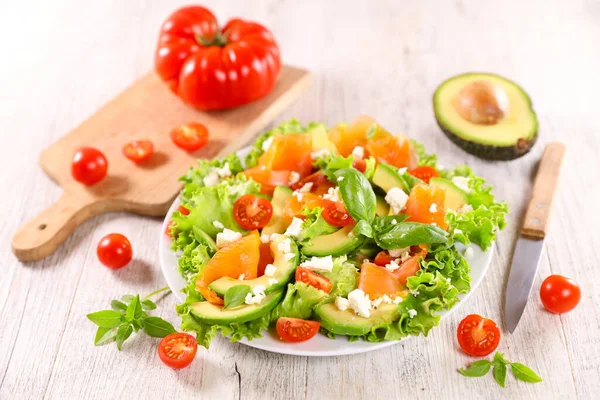 Salată Legume Somon Afumat Roșii Avocado — Fotografie, imagine de stoc