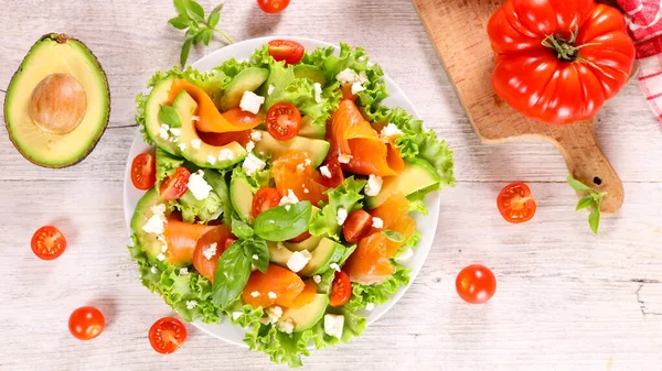 Insalata Verdure Con Salmone Affumicato Pomodoro Avocado — Foto Stock