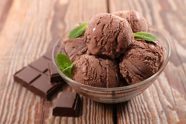 Шоколадное Мороженое Миске — стоковое фото