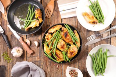 Taze fasulyeli ızgara tavuk.