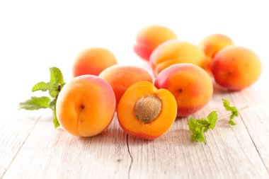 Kayısı ve yaprak, yemek geçmişi.