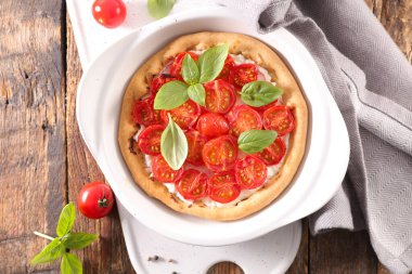 Taze fesleğenli domates kiş.