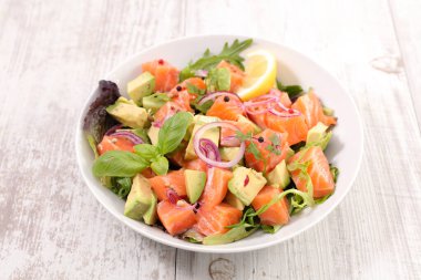 Somon, avokado ve fesleğenli salata.