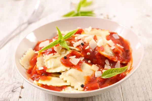 Raviolis Con Salsa Tomate Albahaca —  Fotos de Stock