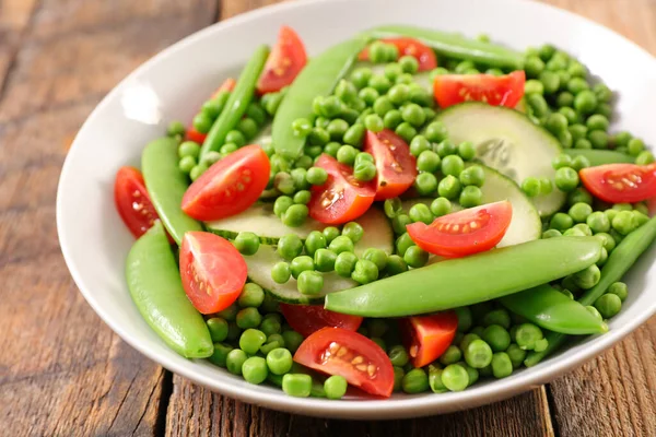 Groentesalade Met Erwten Bonen Komkommers Tomaten — Stockfoto