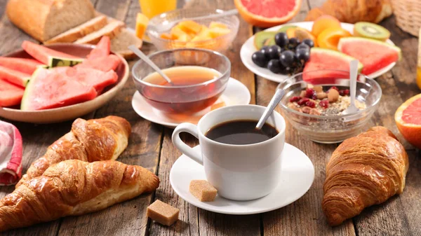 Frühstück Mit Kaffeetasse Teetasse Obst Und Croissant — Stockfoto