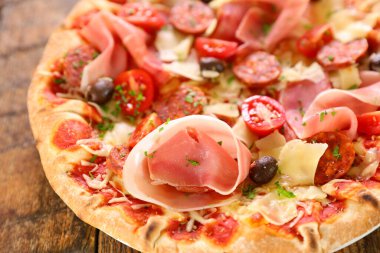 Jambonlu pizza, mozzarella ve sucuklu.