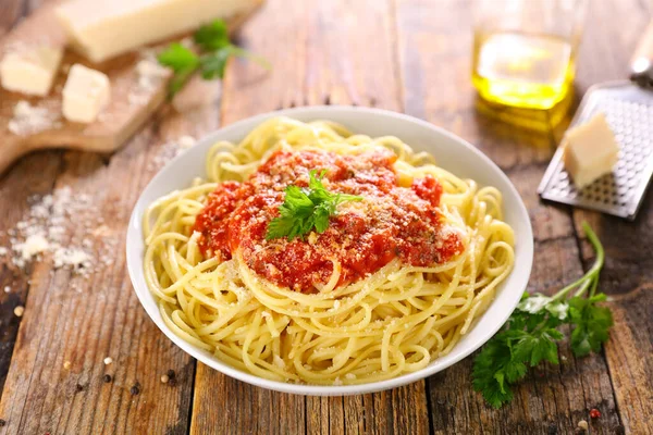 Domates Soslu Parmesanlı Spagetti — Stok fotoğraf