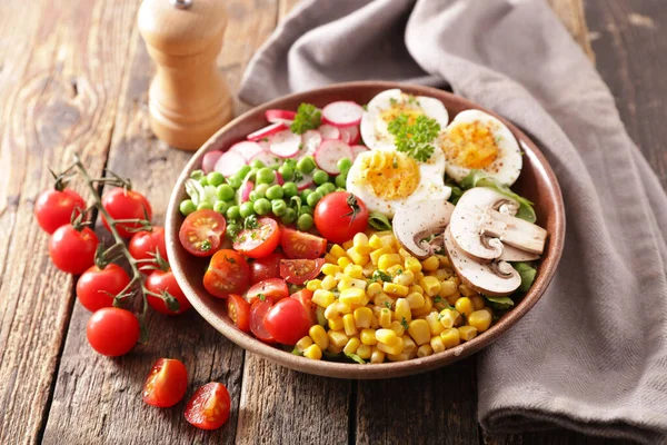 Salada Vegetal Mista Com Tomate Ovo Milho Cogumelos — Fotografia de Stock