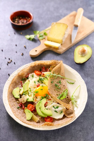 Crepe Trigo Sarraceno Con Huevo Frito Aguacate —  Fotos de Stock