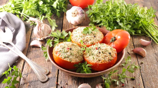 Bakad Tomat Med Bröd Och Örter — Stockfoto