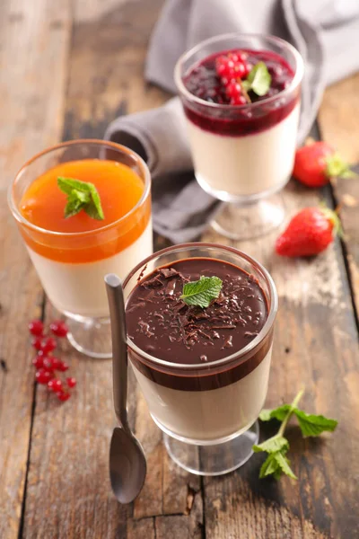 Panna Cotta Postre Italiano Con Salsa Frutas Salsa Chocolate — Foto de Stock